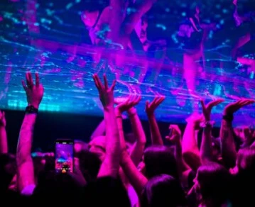 Fuerza Bruta vuelve a la Sala SinPiso cómo será el regreso del Mylar la icónica escena inmersiva que desafía lo imposible-Aven