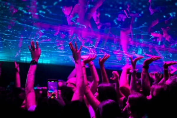 Fuerza Bruta vuelve a la Sala SinPiso cómo será el regreso del Mylar la icónica escena inmersiva que desafía lo imposible-Aven
