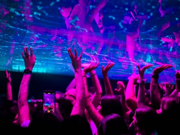 Fuerza Bruta vuelve a la Sala SinPiso cómo será el regreso del Mylar la icónica escena inmersiva que desafía lo imposible-Aven