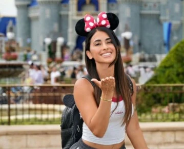 Guía de estilo por Antonella Roccuzzo-las claves de sus looks sporty para recorrer Disney