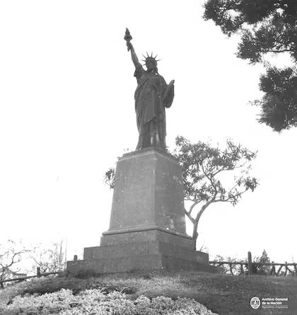 Alberto Octavio Córdoba en su libro "El Barrio de Belgrano, Hombre y cosas de su pasado" de 1968. En la página 59 está escrito que "la estatua de la Libertad fue emplazada en 1875, durante el período en el que José G. Saborido se desempeñaba como Juez de Paz de Belgrano", citando como fuente para ello la "Memoria" que presentó el mismo juez al renunciar a su cargo.