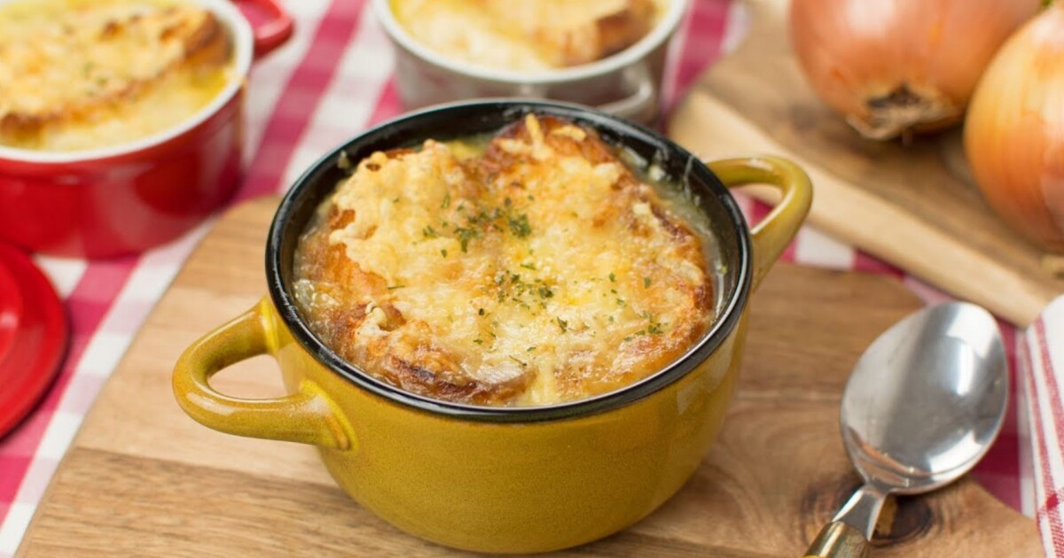 Los trucos para hacer la sopa de cebolla gratinada perfecta para el frío: con costra de queso, cuatro ingredientes y lista en 45 minutos