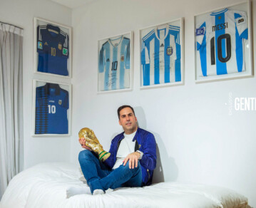 El santuario mundialista de Martín Arevalo: camisetas, pelotas y cintas de capitán firmadas por Messi y Maradona y parte del pastito de la final de Qatar 2022 que le regaló a Lionel