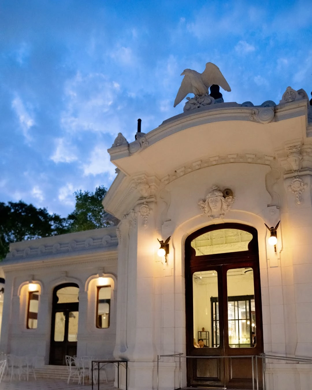 Más de 100 años de historia, en el corazón de la ciudad.Visitanos. 🗓️ Reservá tu mesa en el lin