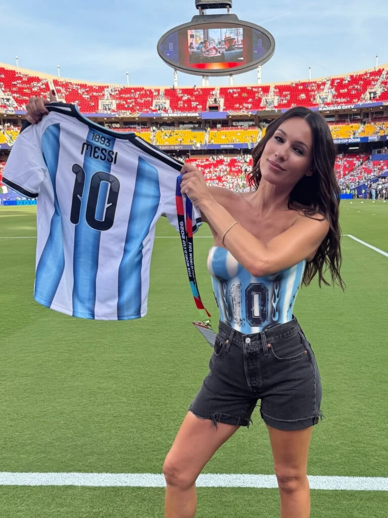 Las imágenes difundidas por la modelo mostraron banderas argentinas y el ambiente previo al inicio del juego.