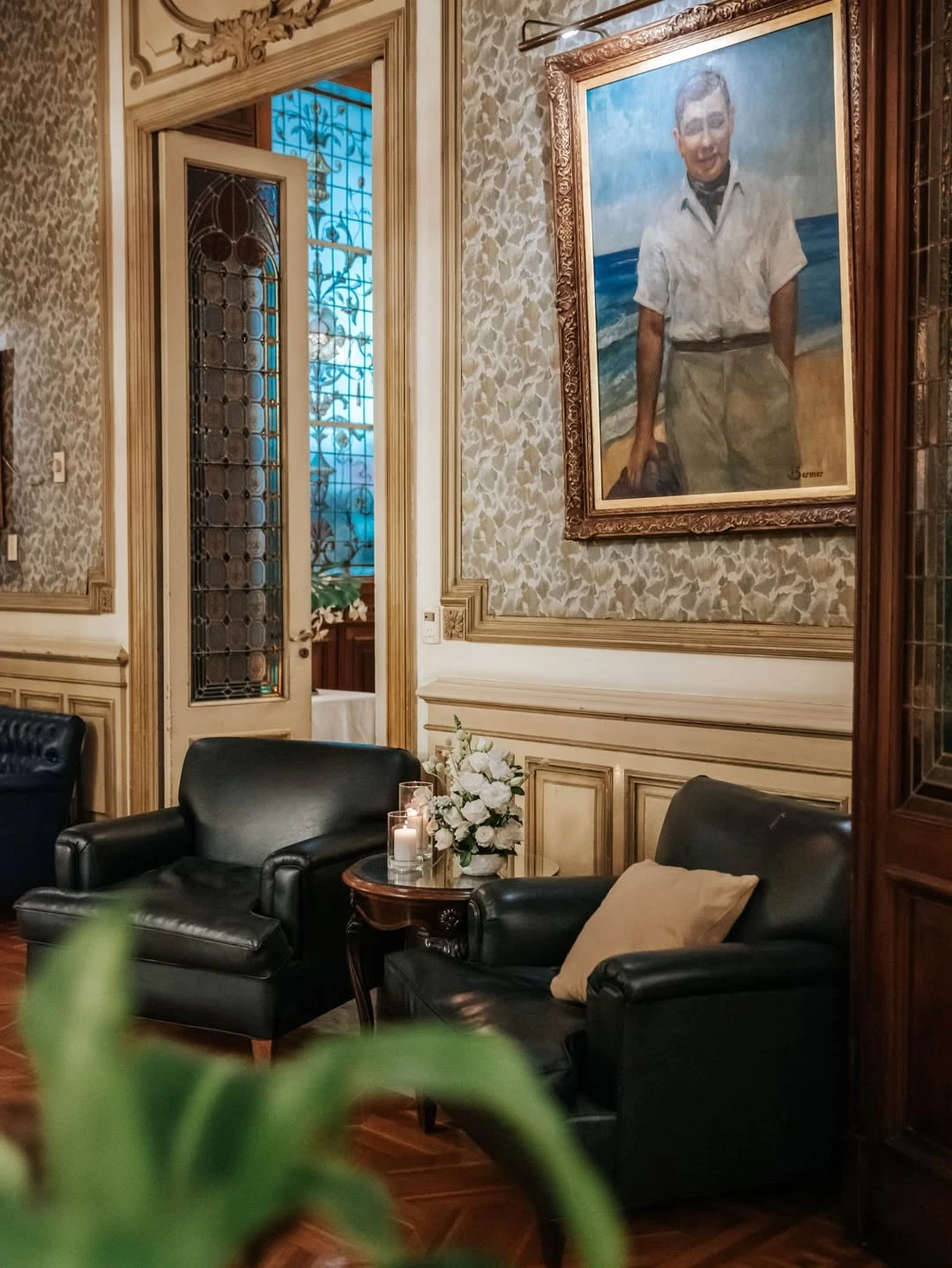 La decoración conserva elementos originales que dialogan con la propuesta gastronómica actual.