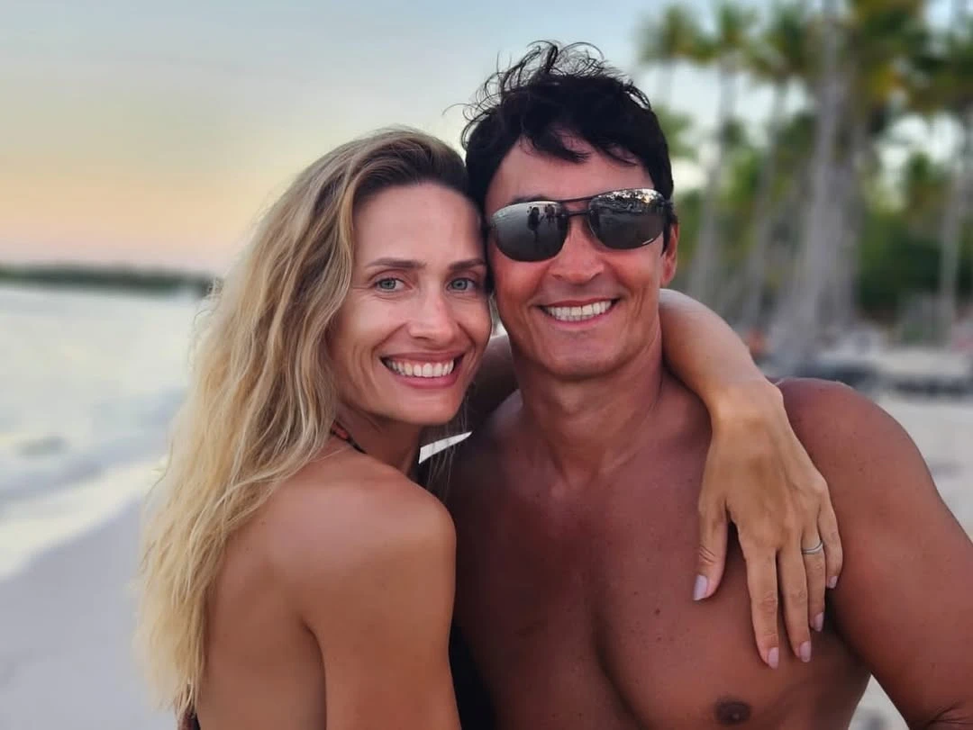 El actor junto a su esposa, Ivana Saccani. 
