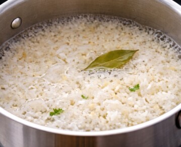 Por qué algunas personas ponen una hoja de laurel dentro del arroz y para qué sirve