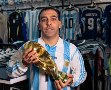 De vender camisetas para ayudar a su familia a custodiar reliquias de Maradona y Messi: la increíble historia de Tati Chao