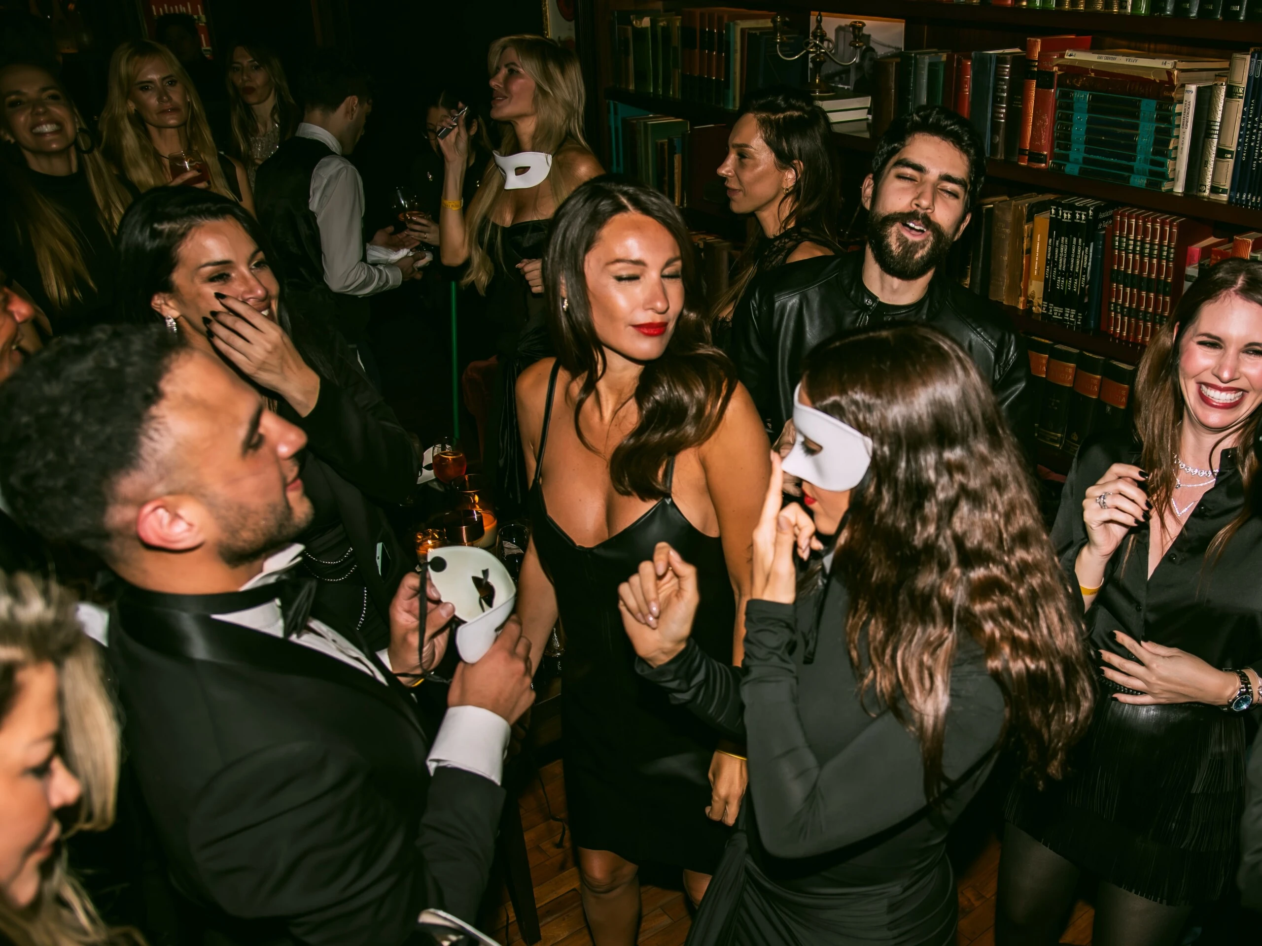 Dress code Black Tie y elegantes antifaces blancos para los invitados.