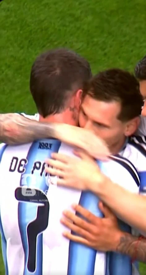 El abrazo de Rodrigo de Paul y Lionel Messi.