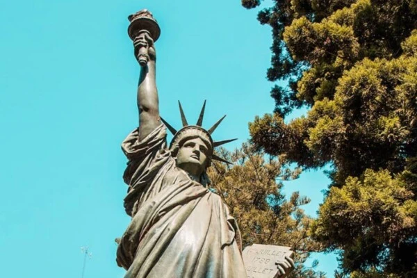 estatua de la libertad en belgrano