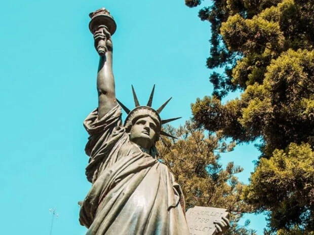 estatua de la libertad en belgrano