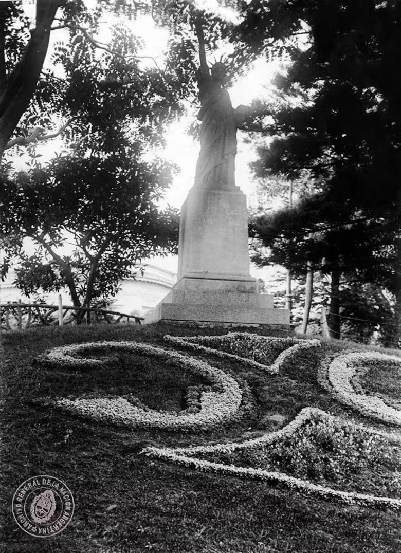 Una foto del monumento porteño en 1931.