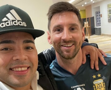 La historia de Dany Ale, el barbero oficial de la selección, y cómo son los nuevos cortes de pelo de Leo Messi y Rodrigo De Paul antes del partido de hoy