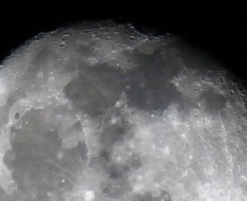 luna gibosa menguante en acuario