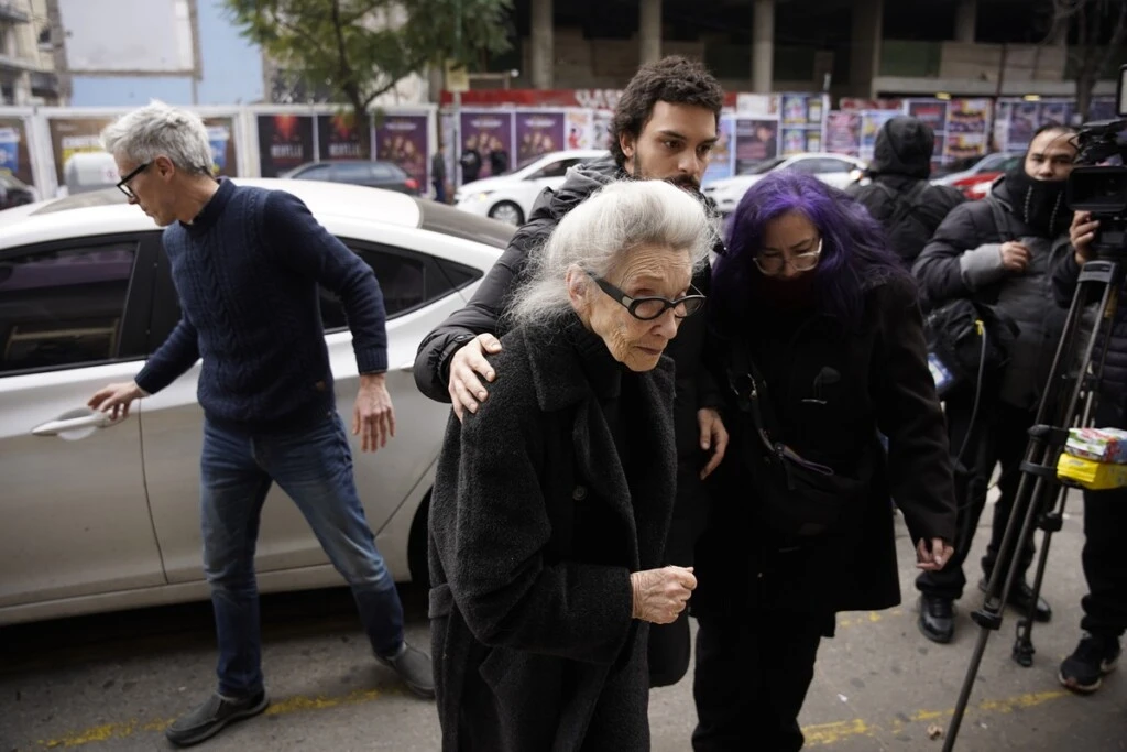 La mamá de Ernestina Pais en el último adiós a la actriz y conductora. 
