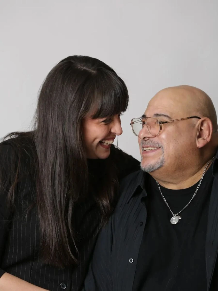 Roly Serrano junto a
