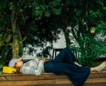 os beneficios de dormir siesta según la ciencia