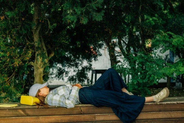 os beneficios de dormir siesta según la ciencia