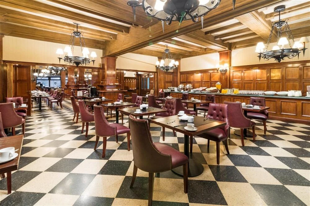 Una vista del Piano Bar, que conserva intacta la boiserie de madera y los sillones ingleses con los que fue concebido en la década del 40.