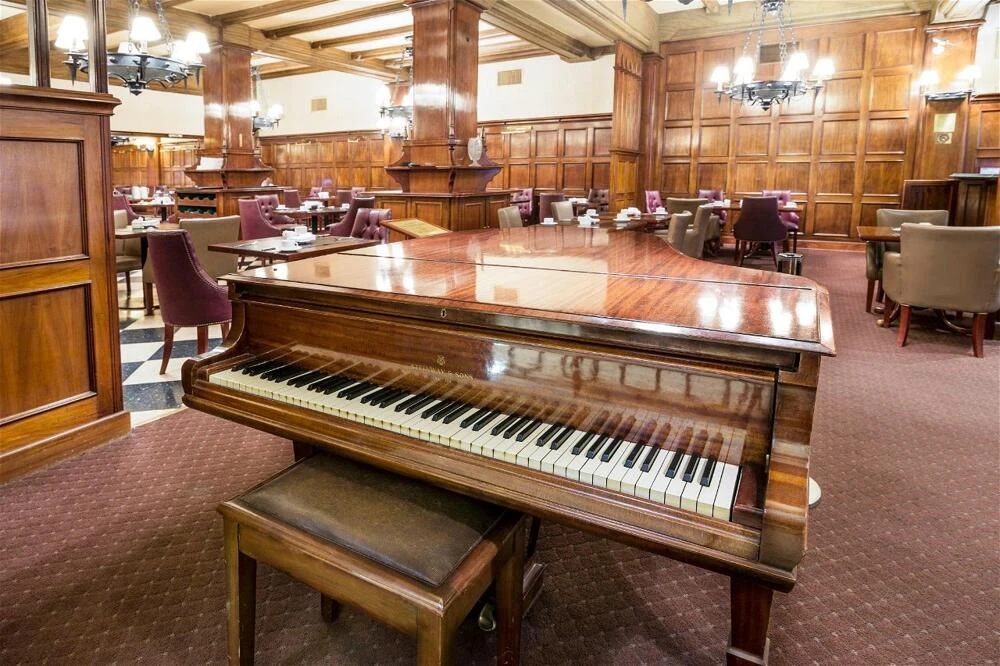 El Piano Bar, declarado Bar Notable, es un "hallazgo" abierto a todo el público para disfrutar de una pausa entre mármoles y elegancia.