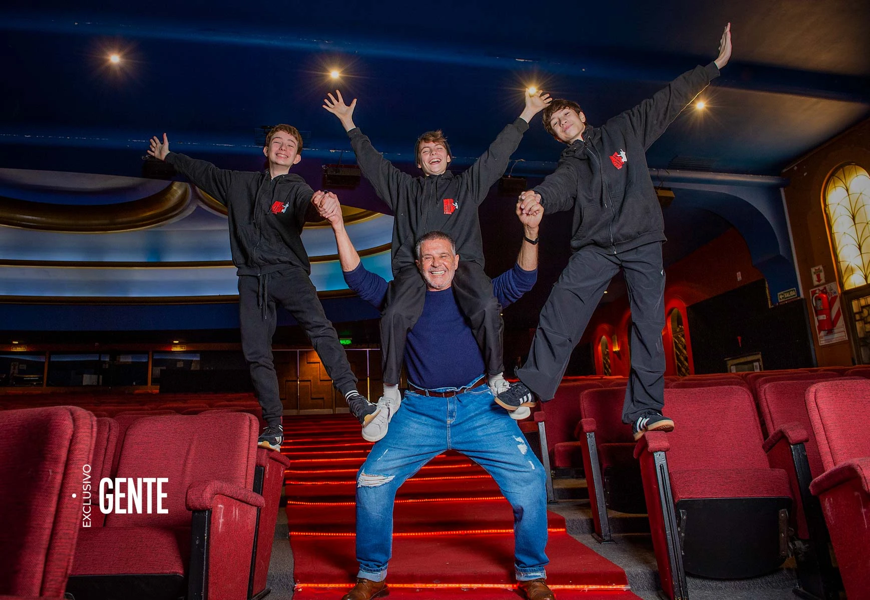 El actor posa divertido junto a los adolescentes.