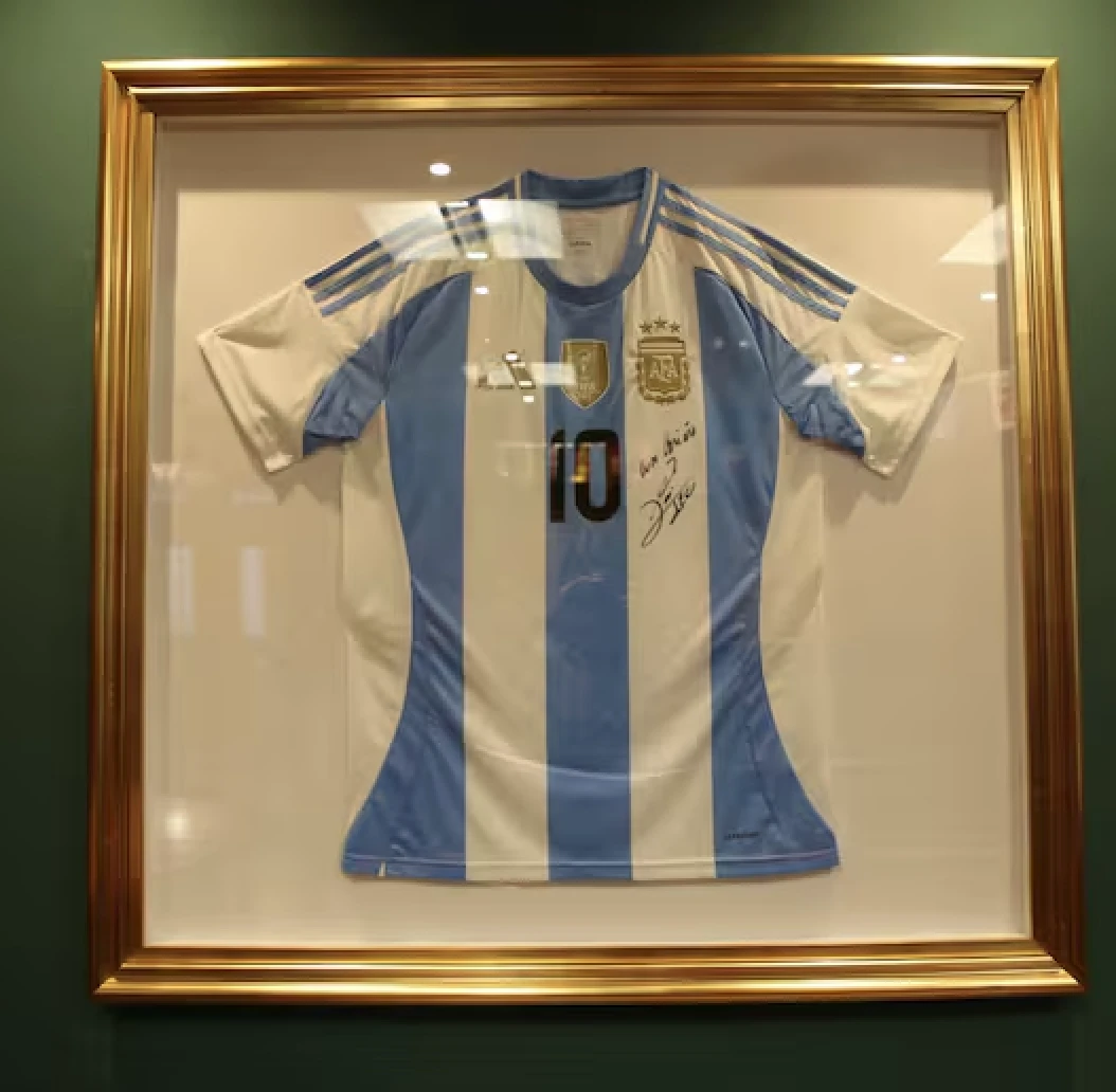 En 2024 sumaron una camiseta firmada por Messi.