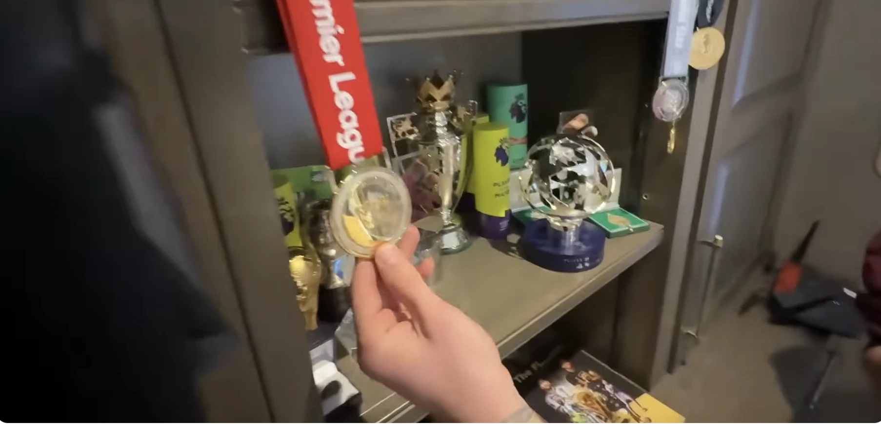 La colección de trofeos de Alexis Mac Allister. 