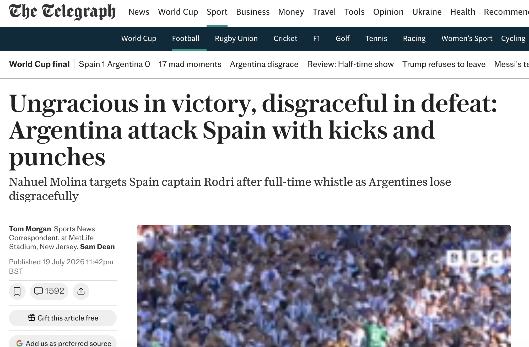 Otras de las demoledoras notas de The telegrpah: "Descorteses en la victoria, vergonzosos en la derrota: Argentina ataca a España con patadas y puñetazos".