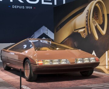 El extraño auto con forma de pirámide que parecía llegado del futuro