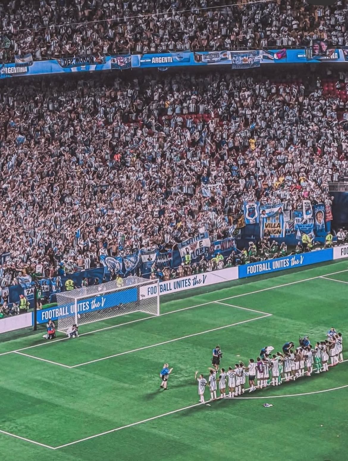 El equipo saludando a la hinchada Argentina.