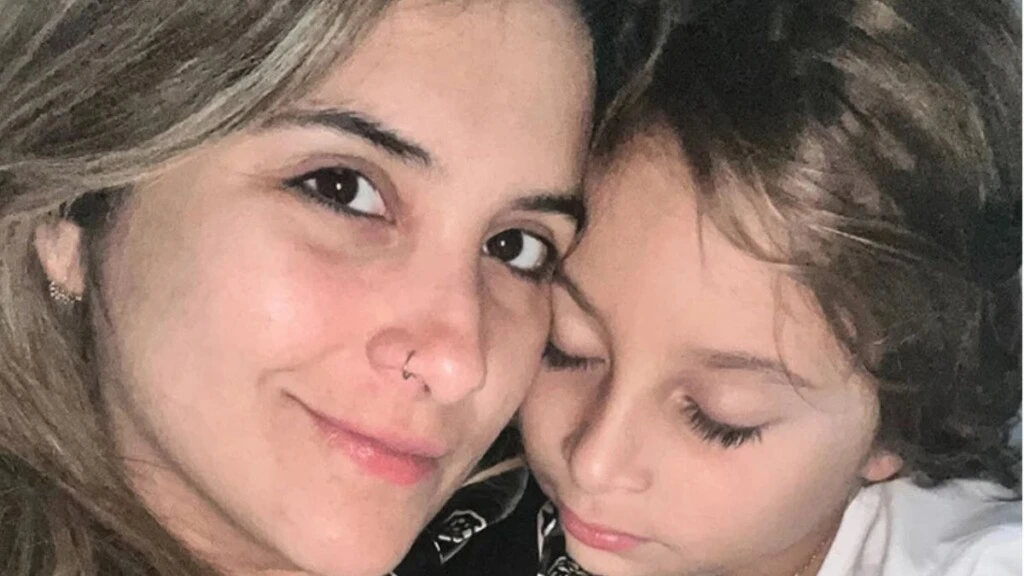 Lucas Gámez junto a su mamá.