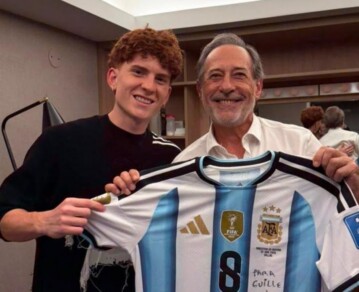 Así fue el encuentro del Colo Barco y Guillermo Francella: del especial regalo que llevó el futbolista a la charla que tuvieron en el camarín