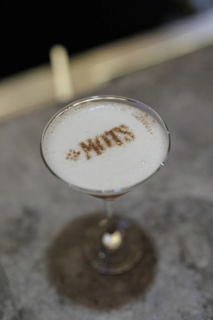 La coctelería de autor fue uno de los grandes protagonistas de la noche, acompañando la propuesta gastronómica de MOTS.