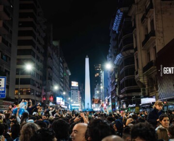 Delirio por Argentina: en fotos, así fueron los festejos en el Obelisco tras ganarle a Inglaterra