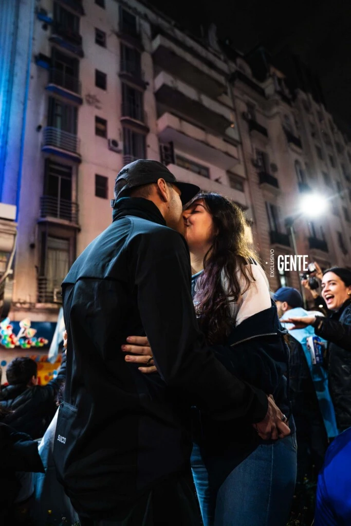 Delirio por Argentina: en fotos, así fueron los festejos en el Obelisco tras ganarle a Inglaterra