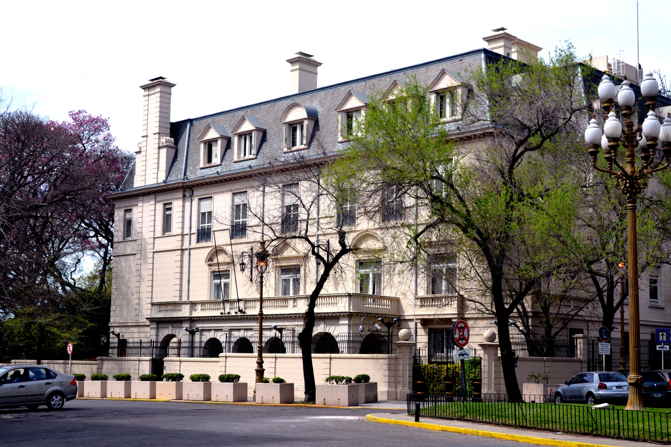 La imponente fachada de la embajada británica en Buenos Aires.