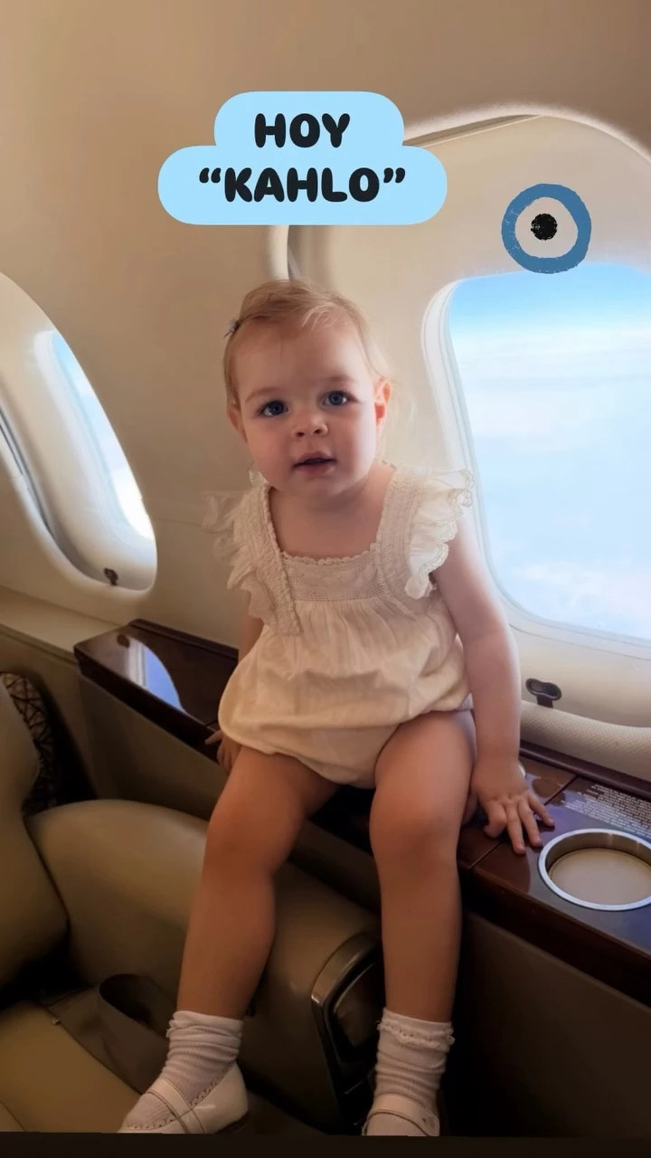 Así de grande está Kahlo, la hija de Elina y Eduardo Costantini: las fotos que compartieron desde un avión privado