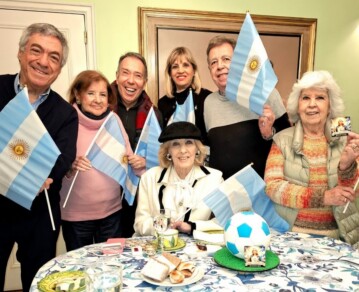 Así celebró "La Mirthoneta": los cantos de cancha y las originales estampitas del té mundialista de Mirtha Legrand