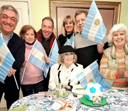 Así celebró "La Mirthoneta": los cantos de cancha y las originales estampitas del té mundialista de Mirtha Legrand
