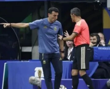 El momento de tensión entre Scaloni y el árbitro.