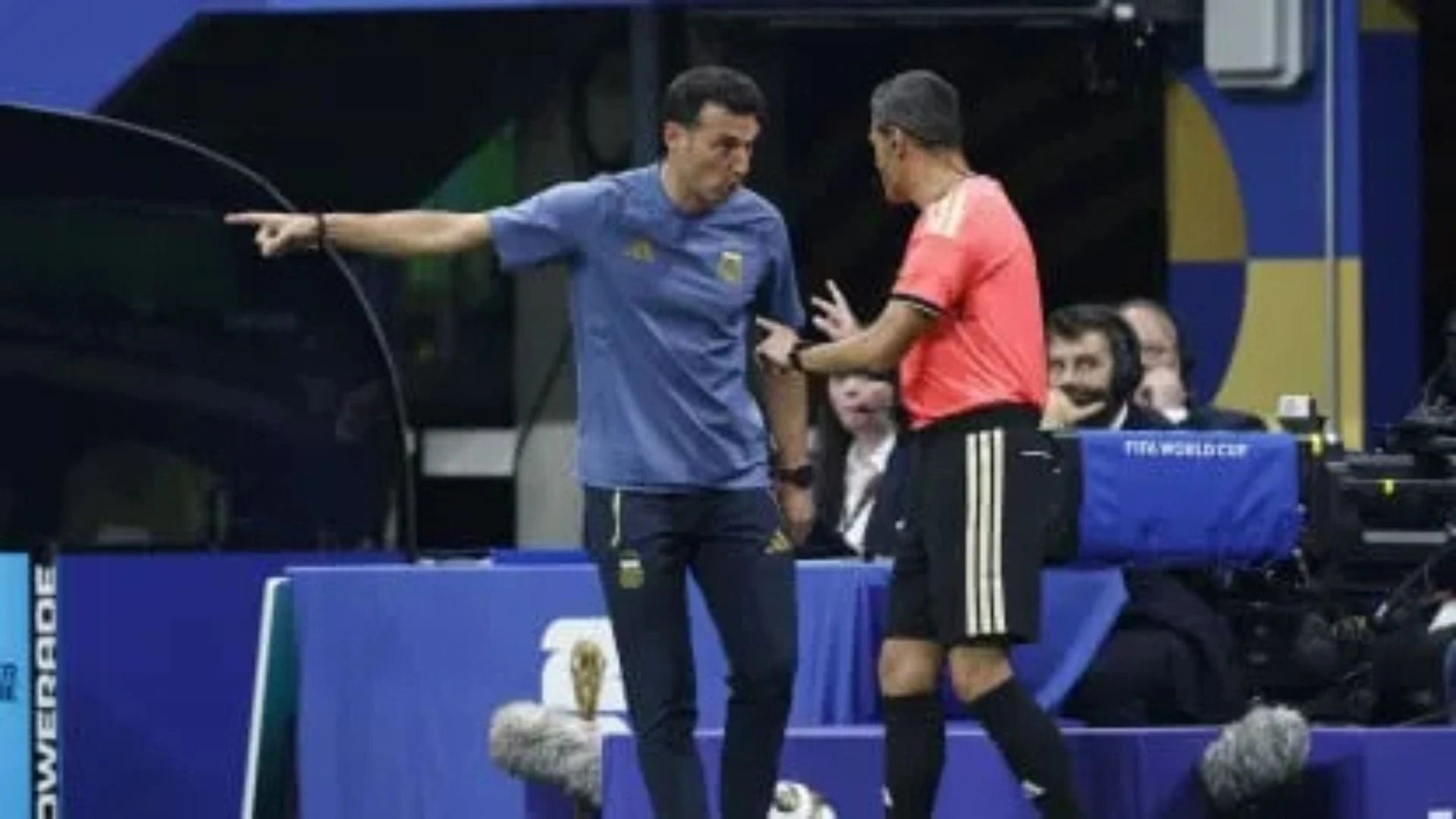 El momento de tensión entre Scaloni y el árbitro.