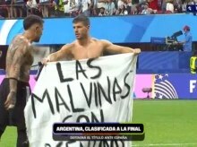 Lo Celso con la bandera que reza "las Malvinas son argentinas"