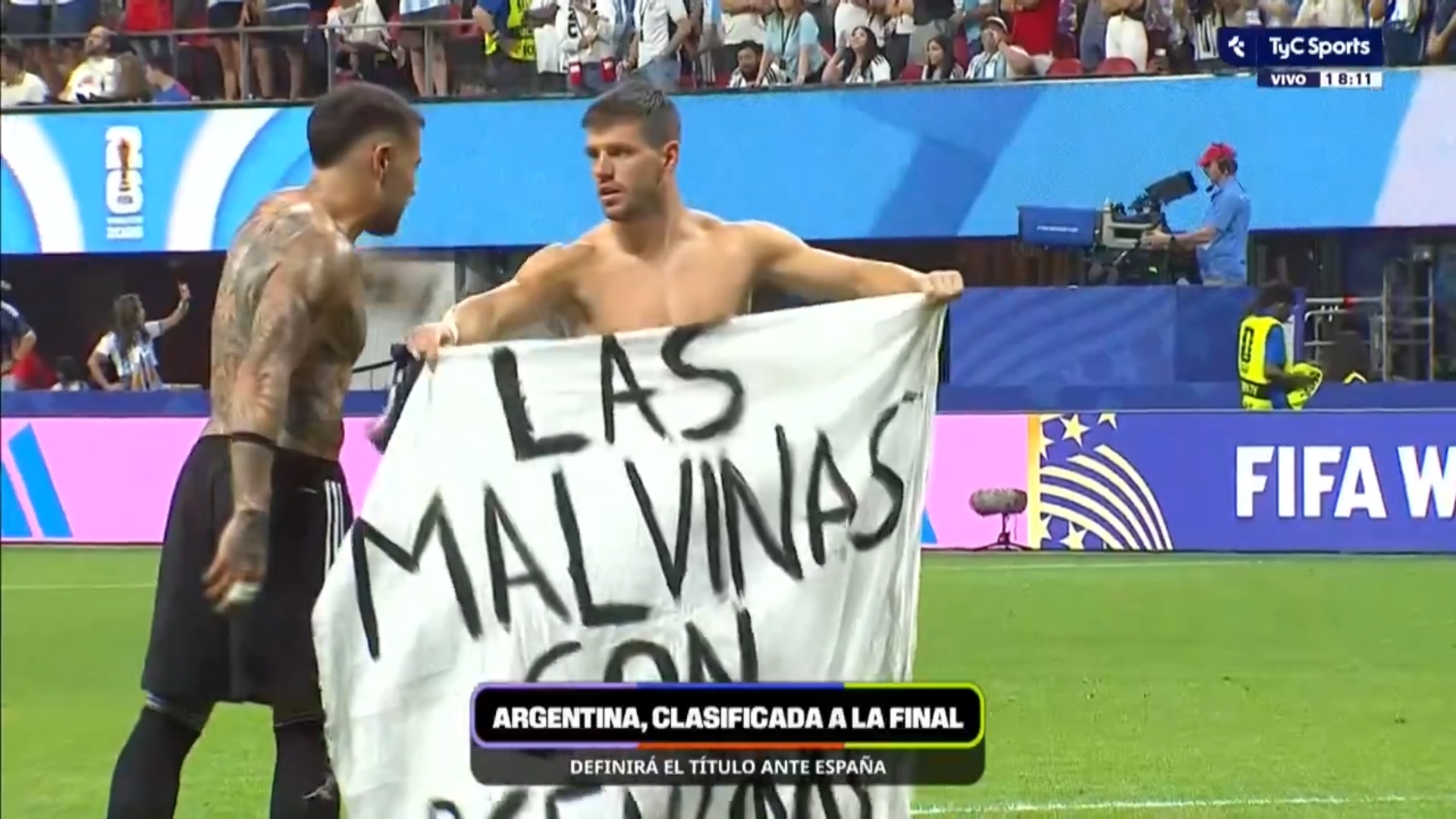 Lo Celso con la bandera que reza "las Malvinas son argentinas"