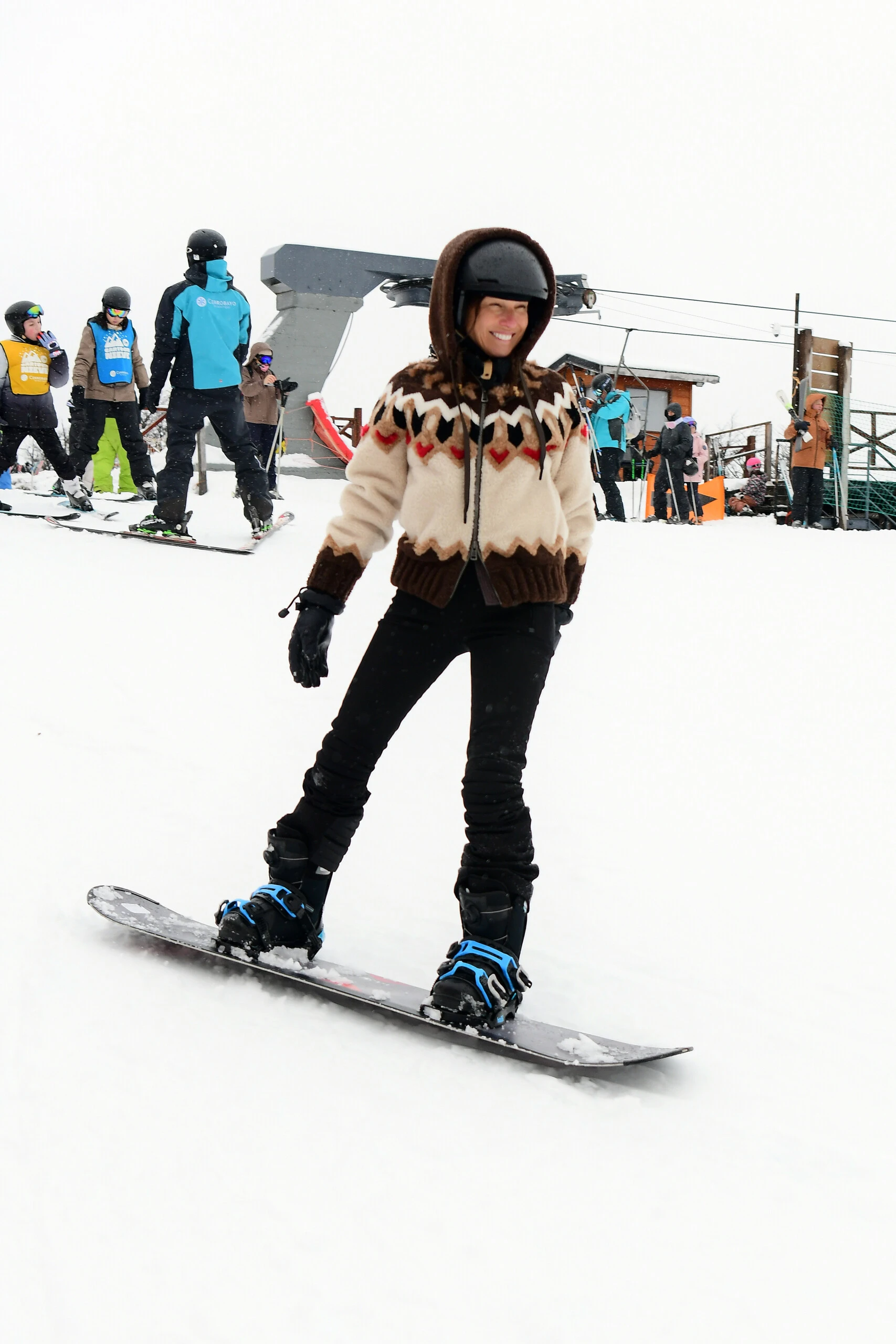 La modelo aprovechó los días en la montaña para acompañar a los más chicos en sus primeras experiencias sobre la nieve y participar de distintas actividades recreativas.