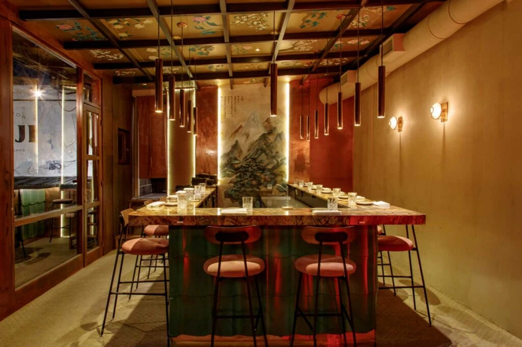 El ambiente íntimo de Mutsuhito acompaña una experiencia omakase exclusiva, pensada para grupos reducidos.