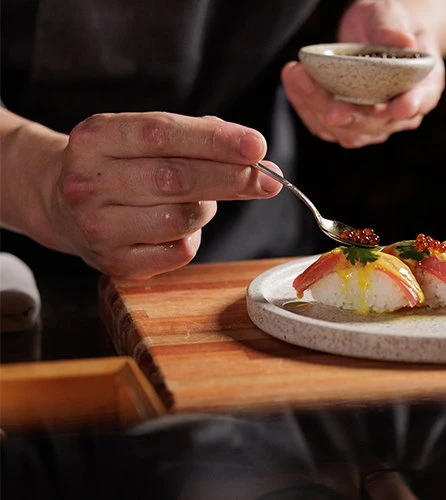 En Mutsuhito, cada plato se crea en el momento según el producto del día y la inspiración del itamae.
