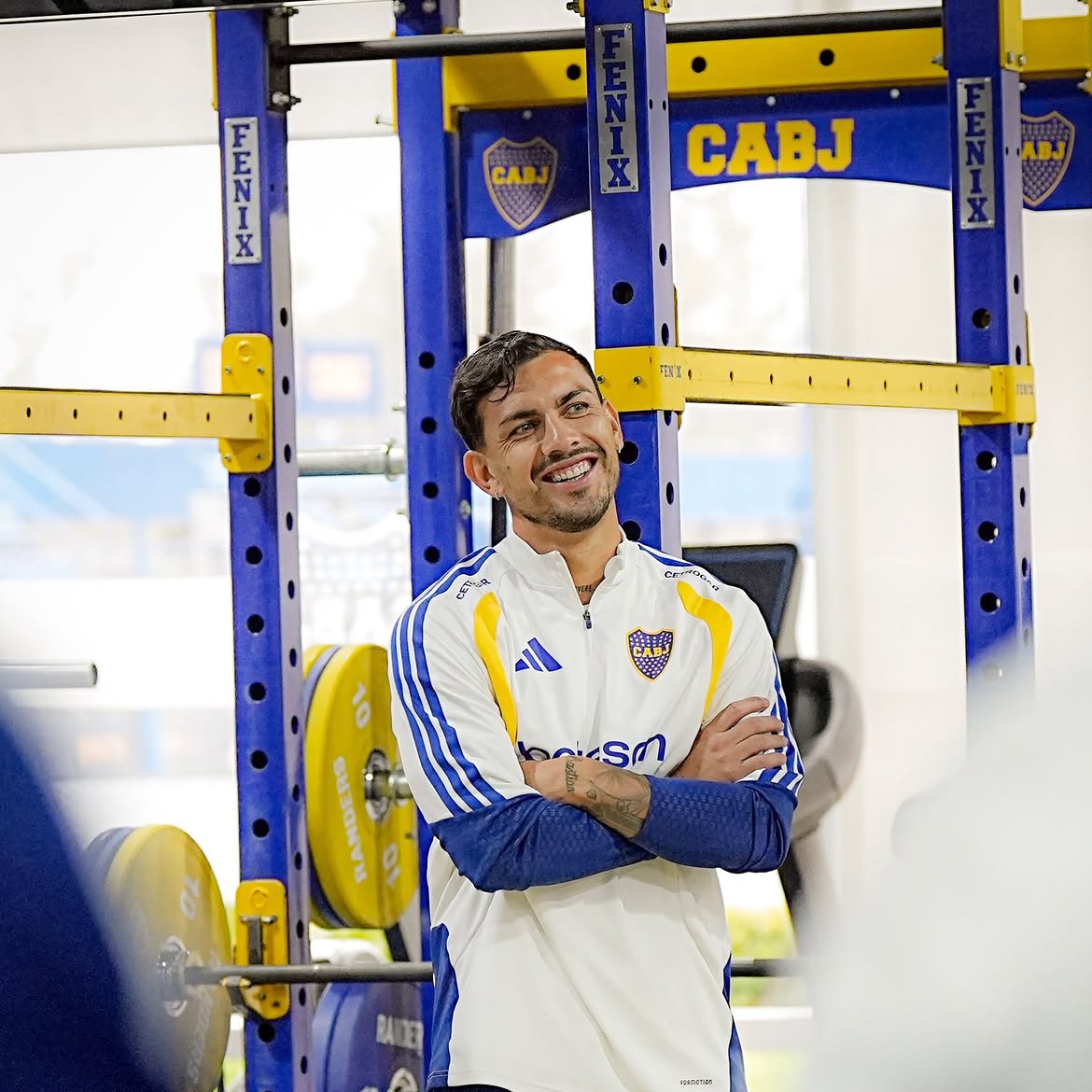 "De vuelta en casa", escribió el futbolista al compartir fotos de la intimidad del reencuentro con sus compañeros de equipo.