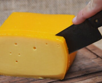 El error que muchas personas cometen al guardar el queso en la heladera y hace que dure menos